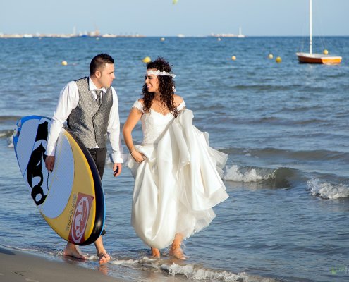 Novios-con-tabla-de-surf-LuxFotografia Novios-con-tabla-de-surf-LuxFotografia