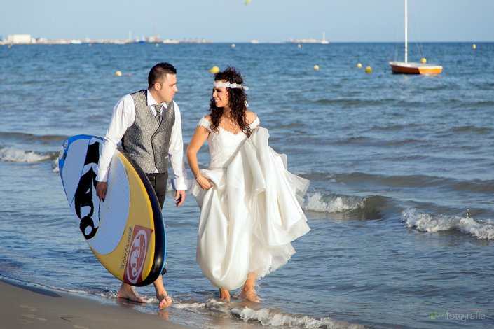 Novios-con-tabla-de-surf-LuxFotografia