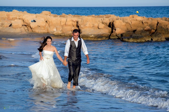 Novios-en-la-playa-LuxFotografia