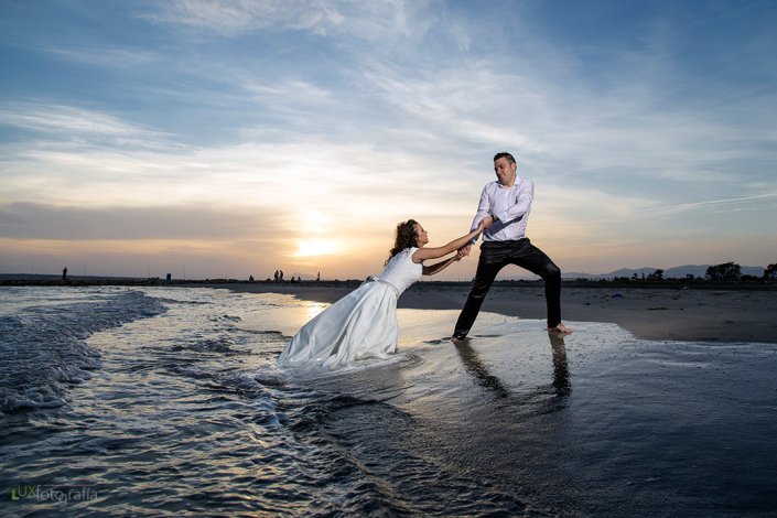Novios-puesta-de-sol-en-Santa-Pola-LuxFotografia