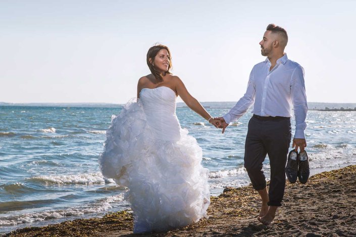 Novios paseando en la orilla del mar