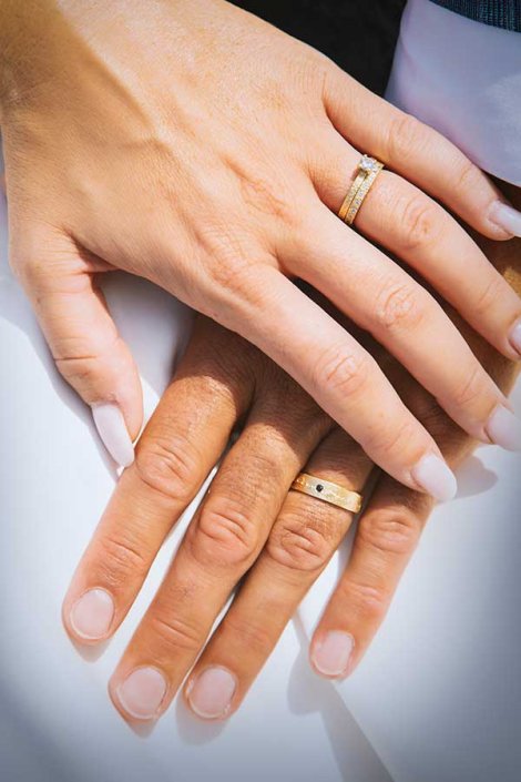 Manos con anillos de alianza