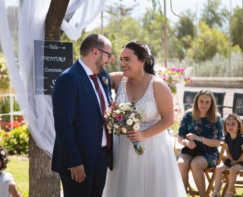 Novios diversión ceremonia