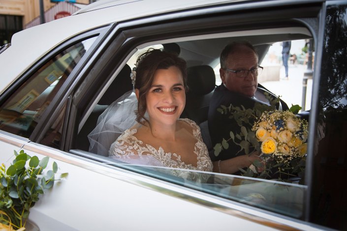 Novia-llega-en-el-coche-a-la-Iglesia