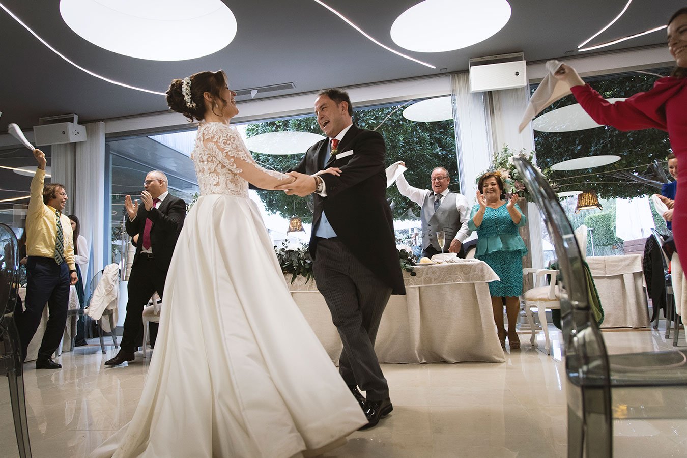 novios-baile-divertido-en-la-boda