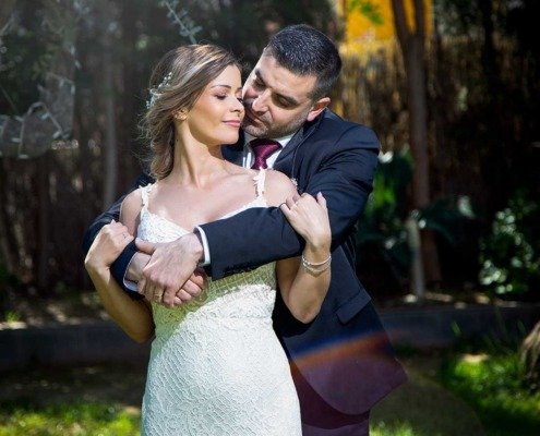 Abrazo romántico de recién casados