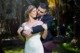 Abrazo romántico de recién casados