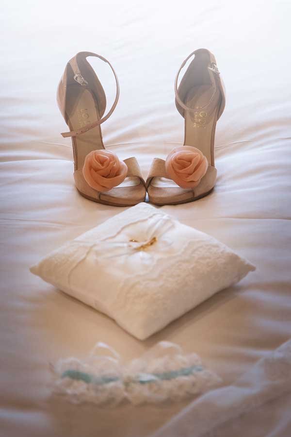 Detalles de boda zapatos de novia y alianzas sobre cojín en Orihuela