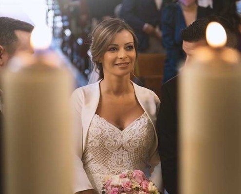 Novia caminando hacia el altar entre velas encendidas en iglesia de Orihuela