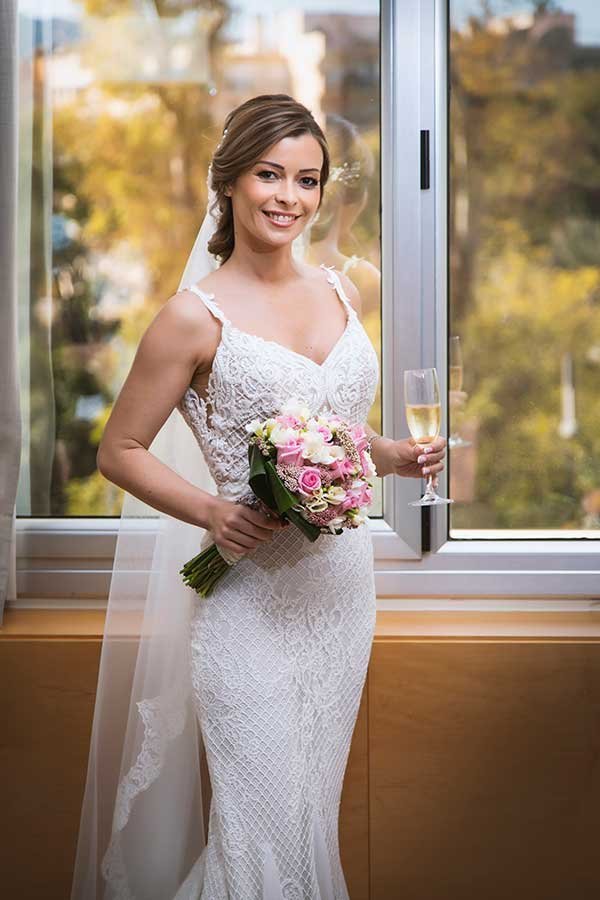 Vestido de boda corte sirena y ramo de flores en reportaje de bodas en Alicante