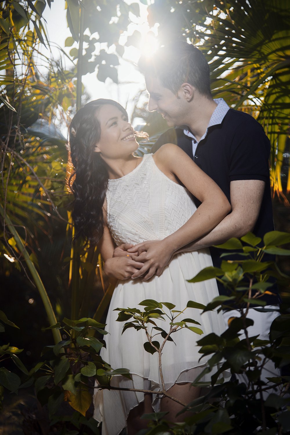 Foto de una pareja abrazada en el palmeral de Alicante