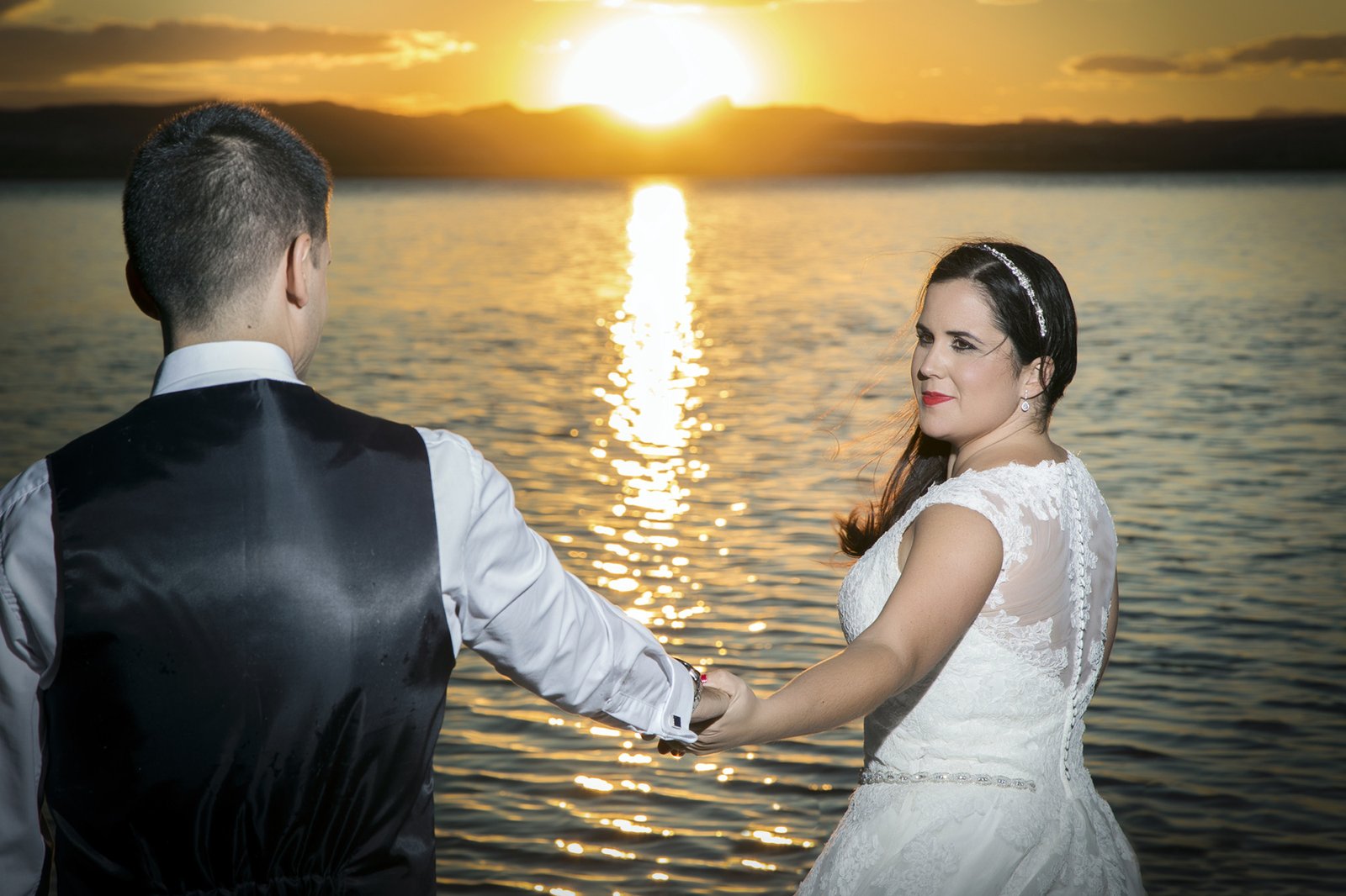 La pareja cogida de la mano al atardecer en las Salinas de Torrevieja La pareja cogida de la mano al atardecer en las Salinas de Torrevieja