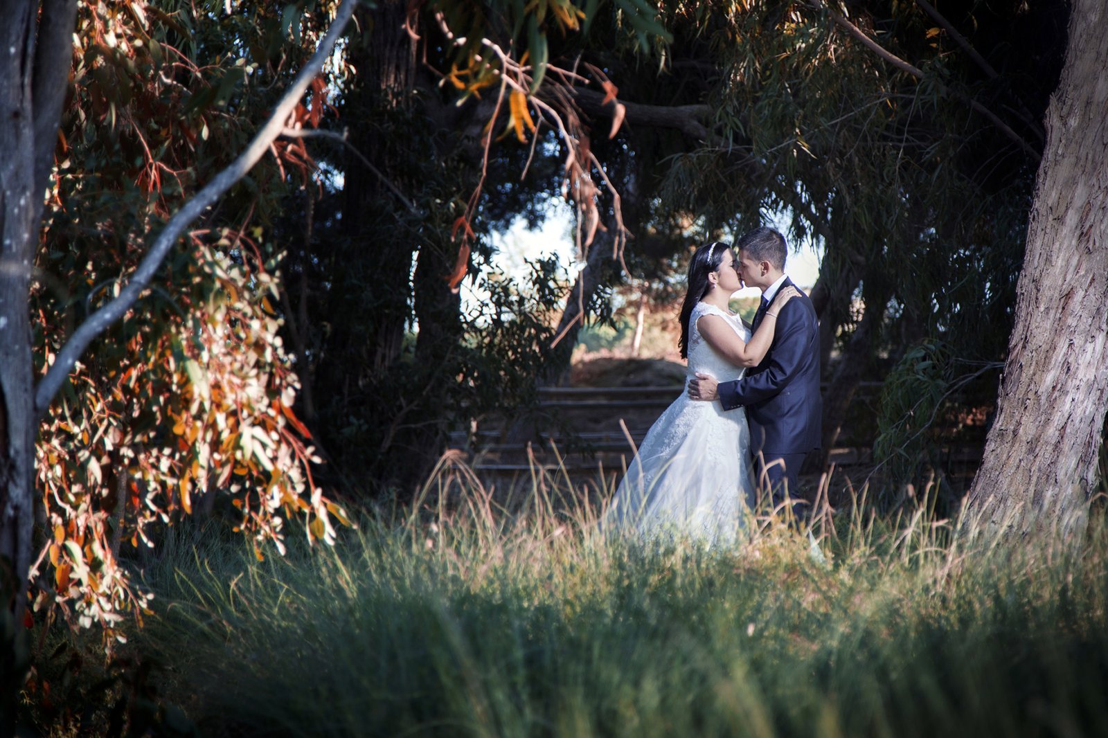 Pareja besándose en el parque natural de la Mata