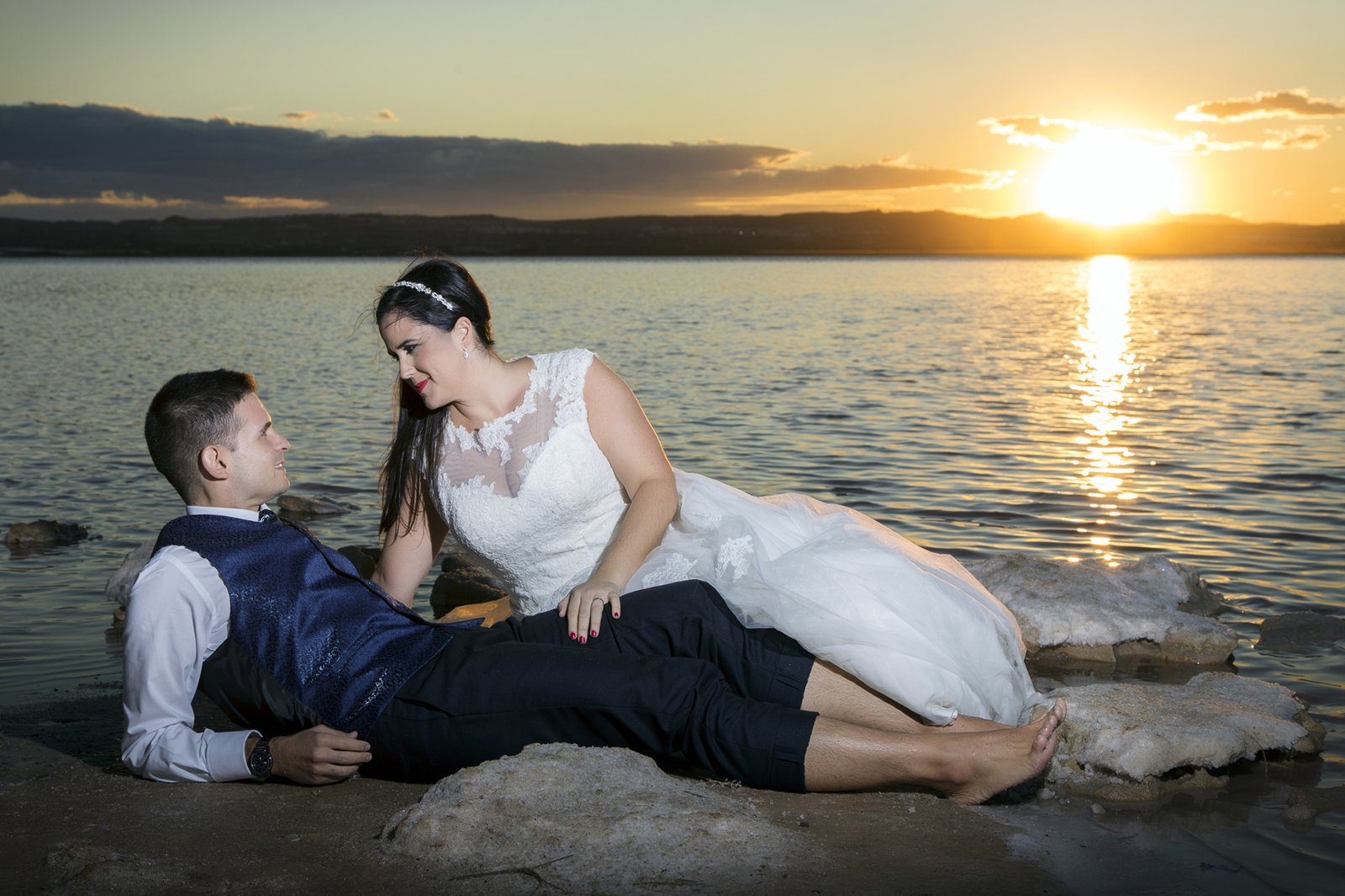 Pareja tumbada en las salinas de Torrevieja al atardecer