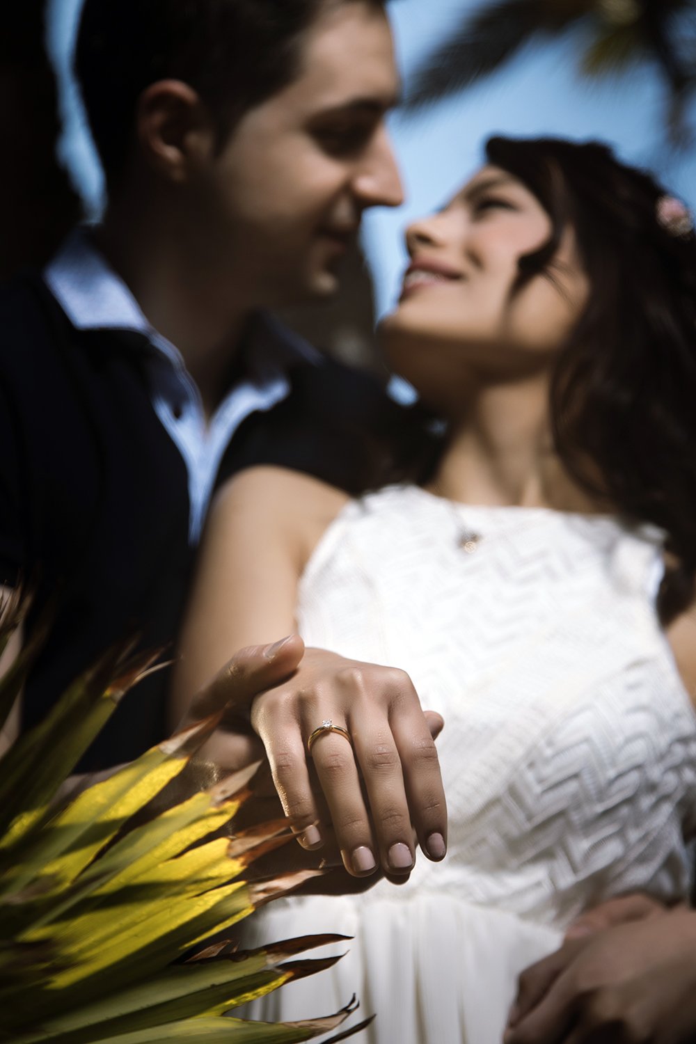 Un primer plano del anillo de la novia