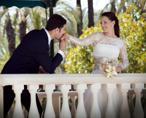 el novio besa la mano de la novia