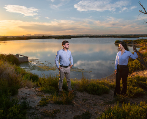 paisaje al atardecer en una sesión preboda con luz dorada y un lago hermoso