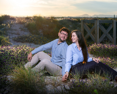 Momento romántico de pareja relajada al aire libre durante su sesión de fotos previa a la boda.